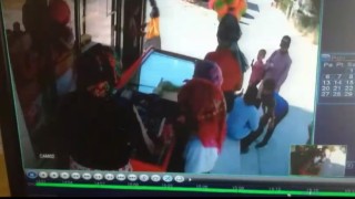 Dükkan sahibi namaz kılarken bakkaldan dondurma çaldılar...O anlar kamerada