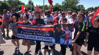 Dünya ikincisi güreşçi memleketinde coşkuyla karşılandı