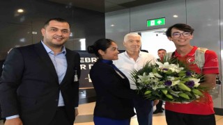 Dünya şampiyonu milli okçu Mete Gazoz, İstanbula geldi