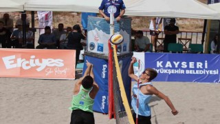 Dünyanın en yüksek plajında voleybol turnuvası başladı