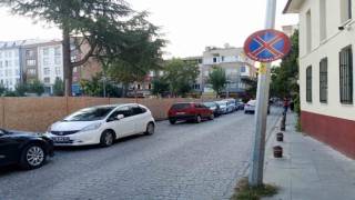 Duyarsız sürücüler ‘Park Edilmez levhasını umursamadı
