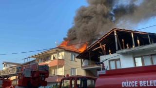 Düzcede çıkan yangında metruk ev ve iki binanın çatısı yandı