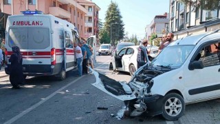 Düzcede hafif ticari araç otomobille çarpıştı: 1i bebek 5 yaralı