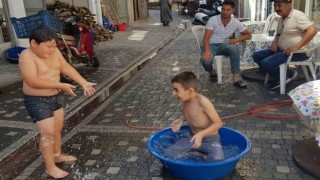 Edremitte sıcaktan bunalan çocuklar leğende serinledi