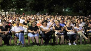 Efelerde müzikli gösteri ilgi gördü