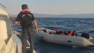 Egede lastik botları arızalanan 10 düzensiz göçmen kurtarıldı