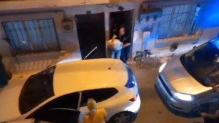 Ekipler baskın yaptı, mahalleli alkışla destek verdi