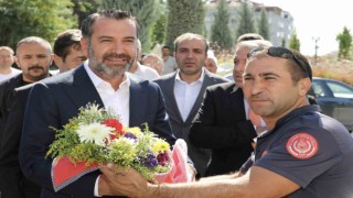 Elazığ Belediyesi çalışanlara yüzde 103 zam yaptı, Başkan Şerifoğulları, davul klarnet eşliğinde çiçeklerle karşılandı