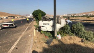 Elazığda aydınlatma direğine çarpan otomobil takla attı: 4 yaralı