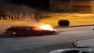 Elazığda seyir halindeki araç alev aldı