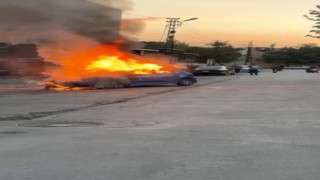 Elazığda seyir halindeki otomobil alev topuna döndü
