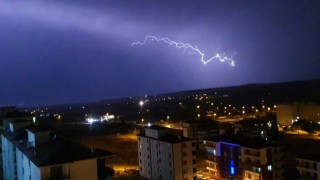 Elazığda şimşekler geceyi aydınlattı