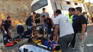 Elazığda tekeri patlayan midibüs su kanalına düştü: 13 yaralı