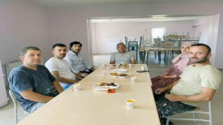 Eline fırçayı alan müdür işçiler ile boya yaptı