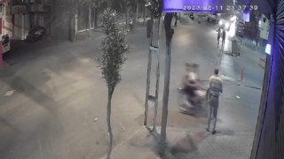En işlek caddede motosikletli iki kişi telefonunu alıp kaçtı