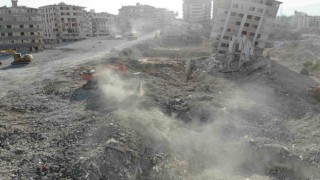 Enkaz kentte 45 dereceyi bulan Basra sıcağında zorlu yıkım