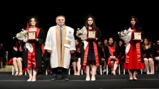 ERÜ İktisadi ve İdari Bilimler Fakültesinde mezuniyet sevinci