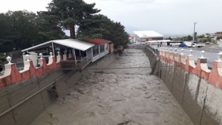 Erzincanda sağanak yağış derelerden sel getirdi