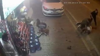 Esenyurtta telefonla aradığı kadını rahatsız eden adama uçan yumruklu dayak kamerada