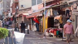 Eskişehirde sabah erken saatlerden itibaren tüm dükkanlara Türk bayrağı asıldı