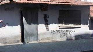 Eskişehirdeki virane ev sokak sakinlerine endişe veriyor