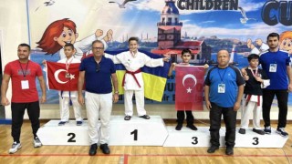 Eskişehirli karateciler İstanbuldaki turnuvada üçüncü oldular