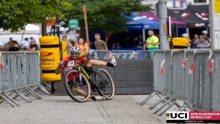 Eskişehirli sporcu Belçikada kaza sonucu kırık bisikletini bantlayarak yarışı orta sırada bitirdi