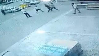 Esnaf ile haraç istediği ileri sürülen kişiler arasındaki silahlı çatışma kameraya yansıdı