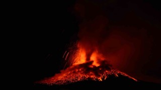 Etna Yanardağı yeniden faaliyete geçti