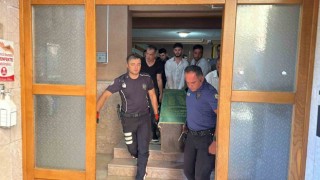 Evde tabancayla oynarken kazara arkadaşını vurdu