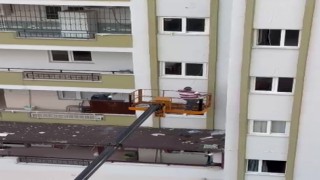 Evden kaçan papağanı için vinç getirtti