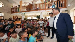 Fadıloğlu, öğrencilere çeşitli armağanlar verdi
