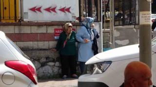 Fatihte değişim saati bahanesiyle müşteri almayan pişkin taksici kamerada