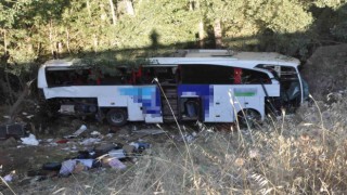 Yolcu otobüsü 30 metreden şarampole yuvarlandı: 12 ölü 20 yaralı