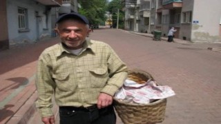 Fenalaşarak yere yığılan 79 yaşındaki simitçi hastanede hayatını kaybetti