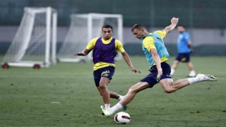Fenerbahçe, günün ikinci antrenmanında çift kale maç yaptı