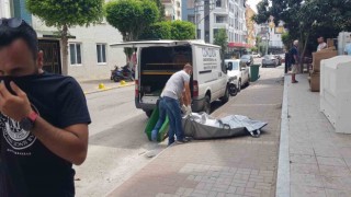 Finlandiyalı kadın Alanyadaki evinde ölü bulundu, ekipler kokudan taşımakta zorlandı