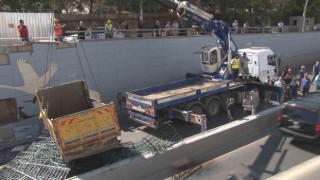 Freni boşalan kamyon, ticari aracın üstüne uçtu