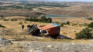Freni patlayan kamyon şarampole devrildi: 2 ölü, 2 yaralı