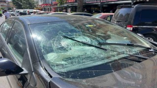 Gaz pedalı takılı kalan otomobil dehşet saçtı
