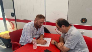 Gazeteciler azalan kan stoklara destek vermek için kan verdi