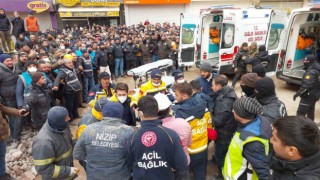 Gaziantepte 110 araç ile bini aşkın acil sağlık personeli depremzedelerin ilk yardımına koştu
