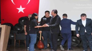 Gaziantepte depremzede müzisyenlere enstrüman dağıtıldı