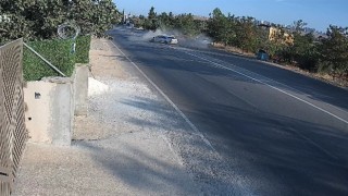 Gaziantepte iki aracın kafa kafaya çarpıştığı kaza kamerada