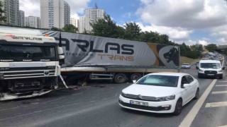 Gaziosmanpaşada bariyerlere çarpan tır kaldırıma çıktı