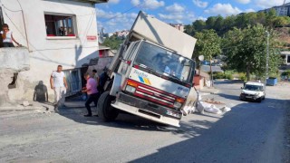 Gaziosmanpaşada freni patlayan kamyon bir evin duvarını yıkarak durdu