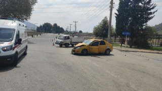 Gazipaşada ticari taksi ile kamyonet çarpıştı: 4 yaralı