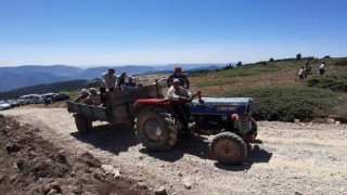 Geleneksel bayrama ulaşabilmek için traktörlere bindiler