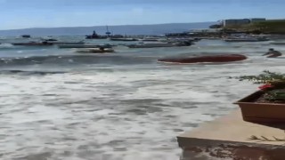 Gemlikte dalgalar sahil yoluna taştı, o anlar kameraya yansıdı