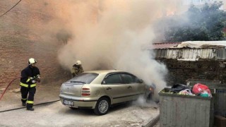 Gemlikte park halindeki otomobil alev alev yandı